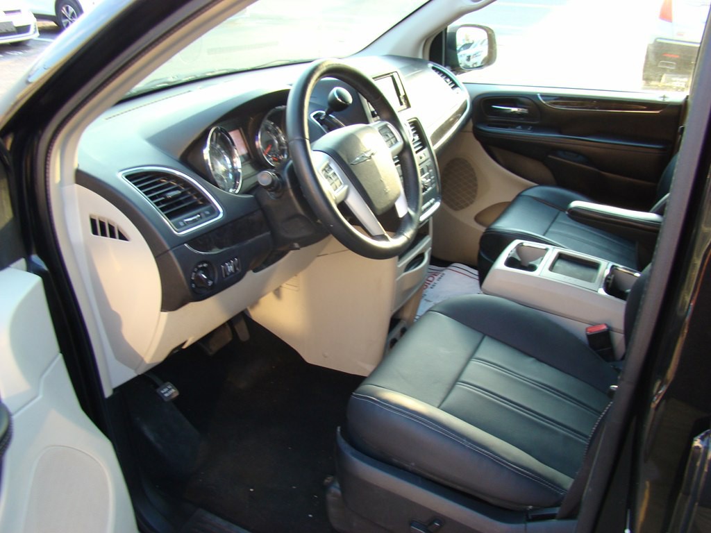 2016 Chrysler Town & Country Image 7