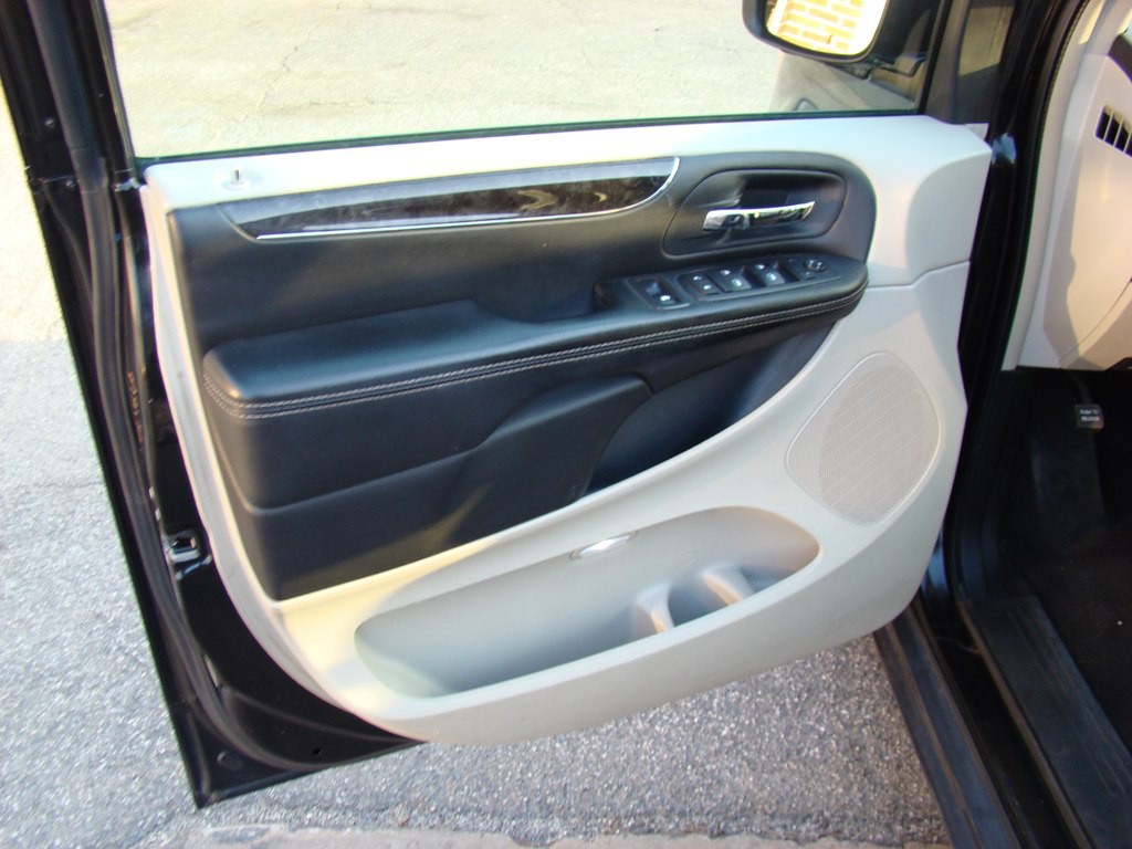 2016 Chrysler Town & Country Image 8