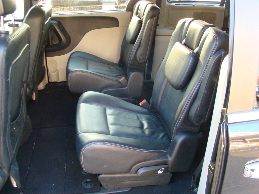 2016 Chrysler Town & Country Image 9