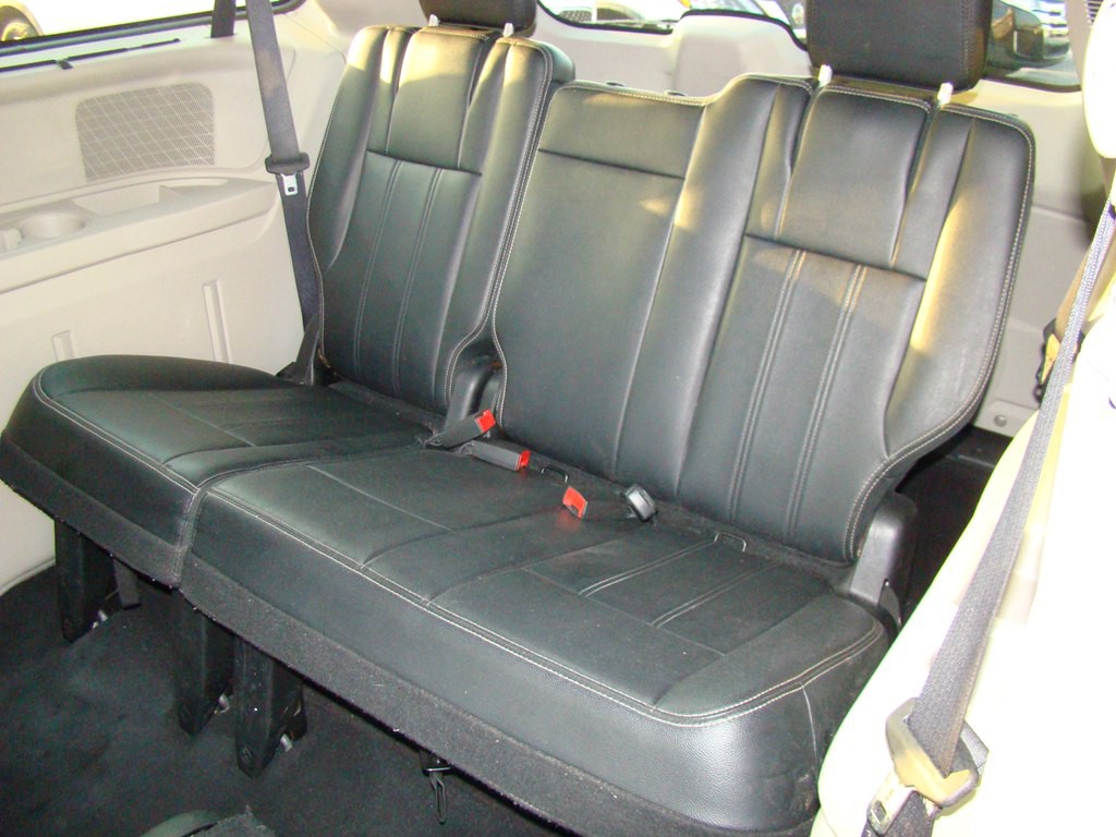 2016 Chrysler Town & Country Image 10