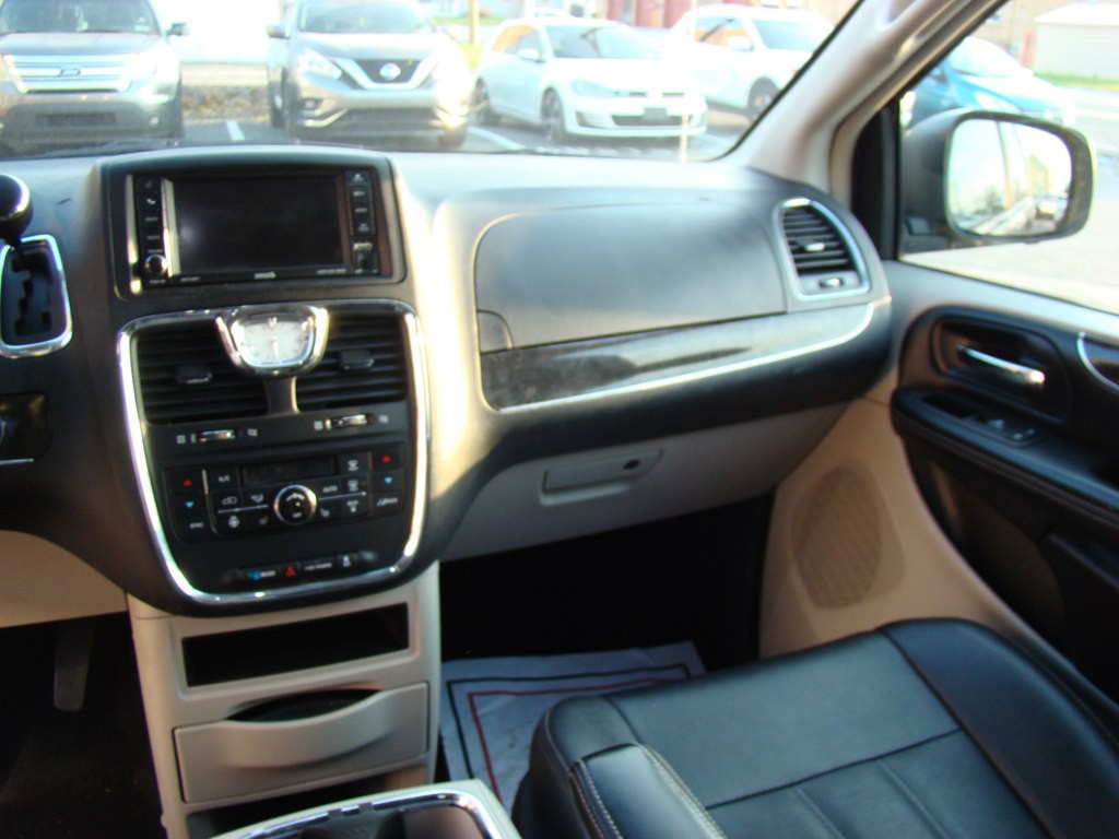 2016 Chrysler Town & Country Image 12