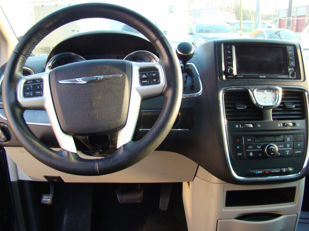 2016 Chrysler Town & Country Image 13