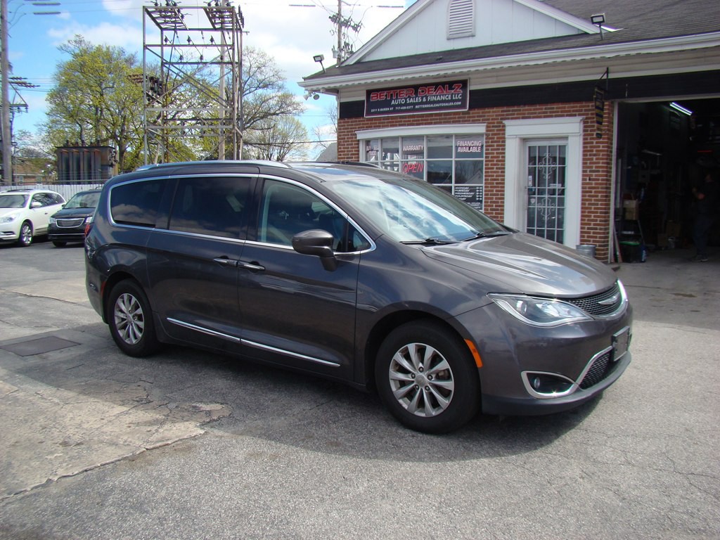 2018 Chrysler Pacifica Image 2