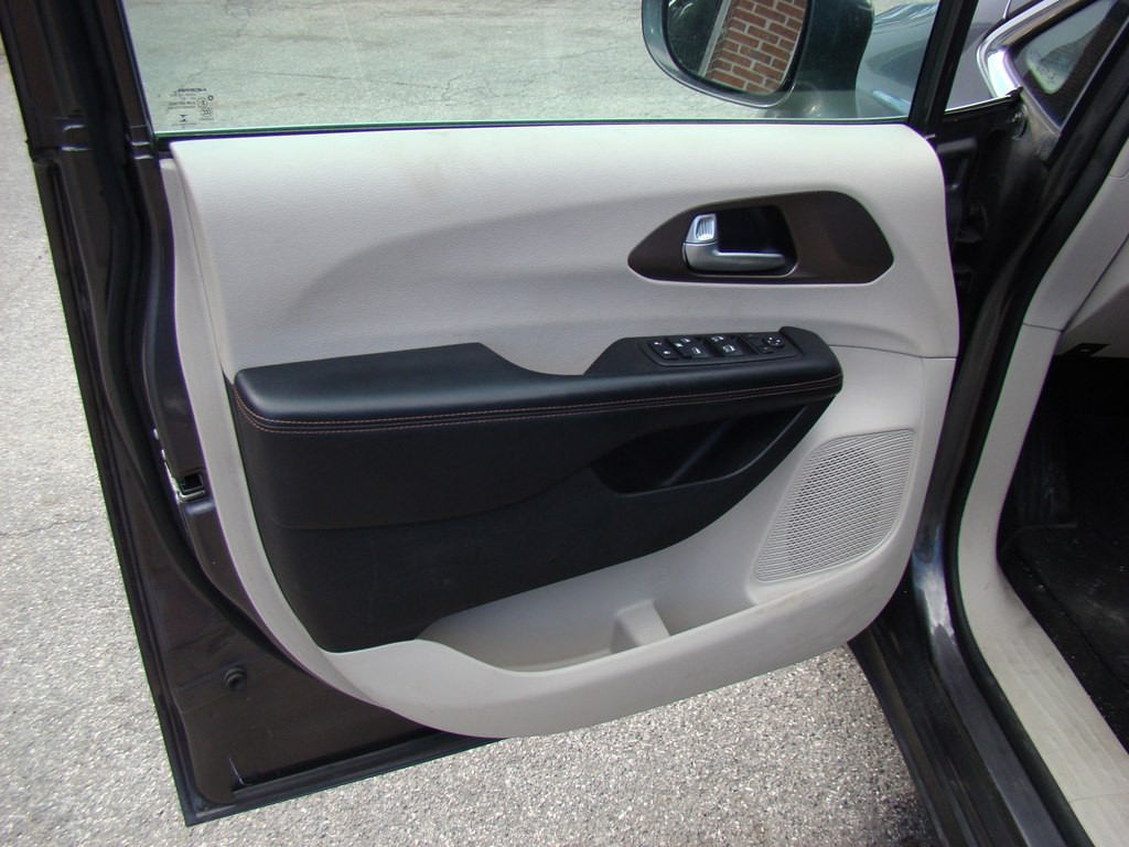 2018 Chrysler Pacifica Image 8