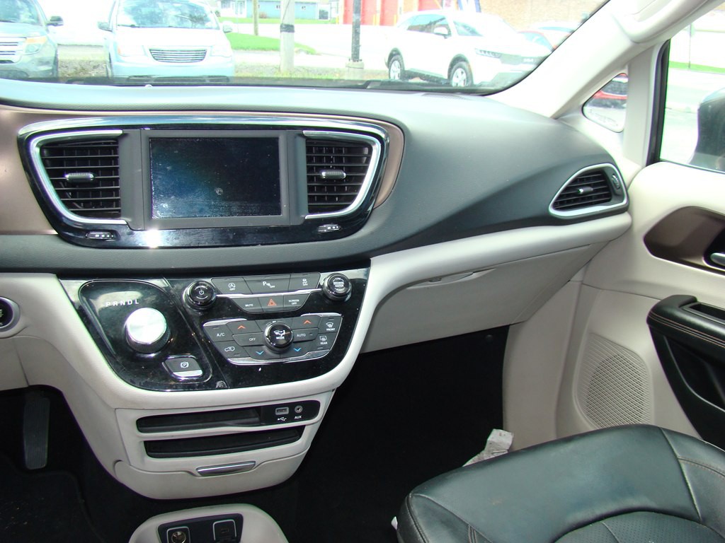 2018 Chrysler Pacifica Image 11