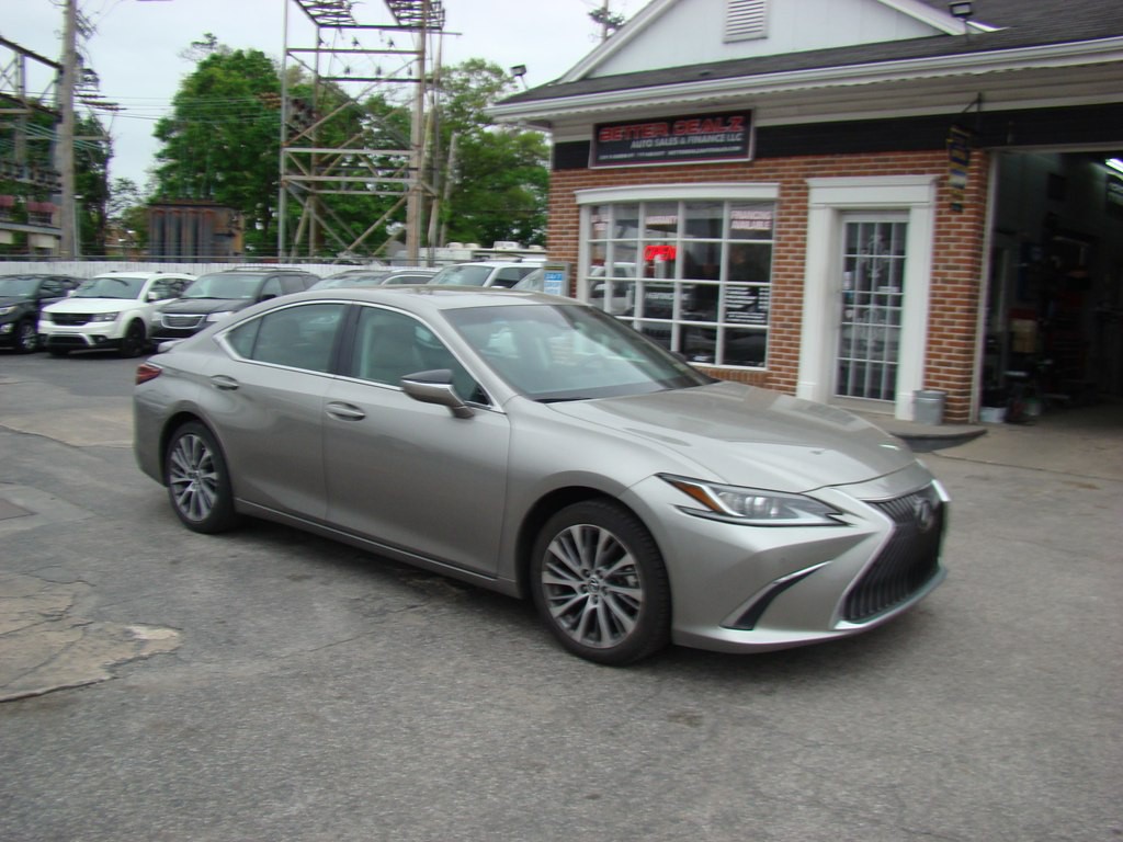 2020 Lexus ES Image 2