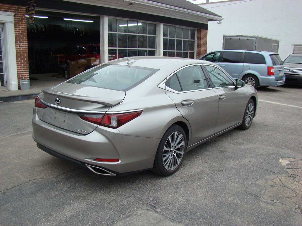2020 Lexus ES Image 3