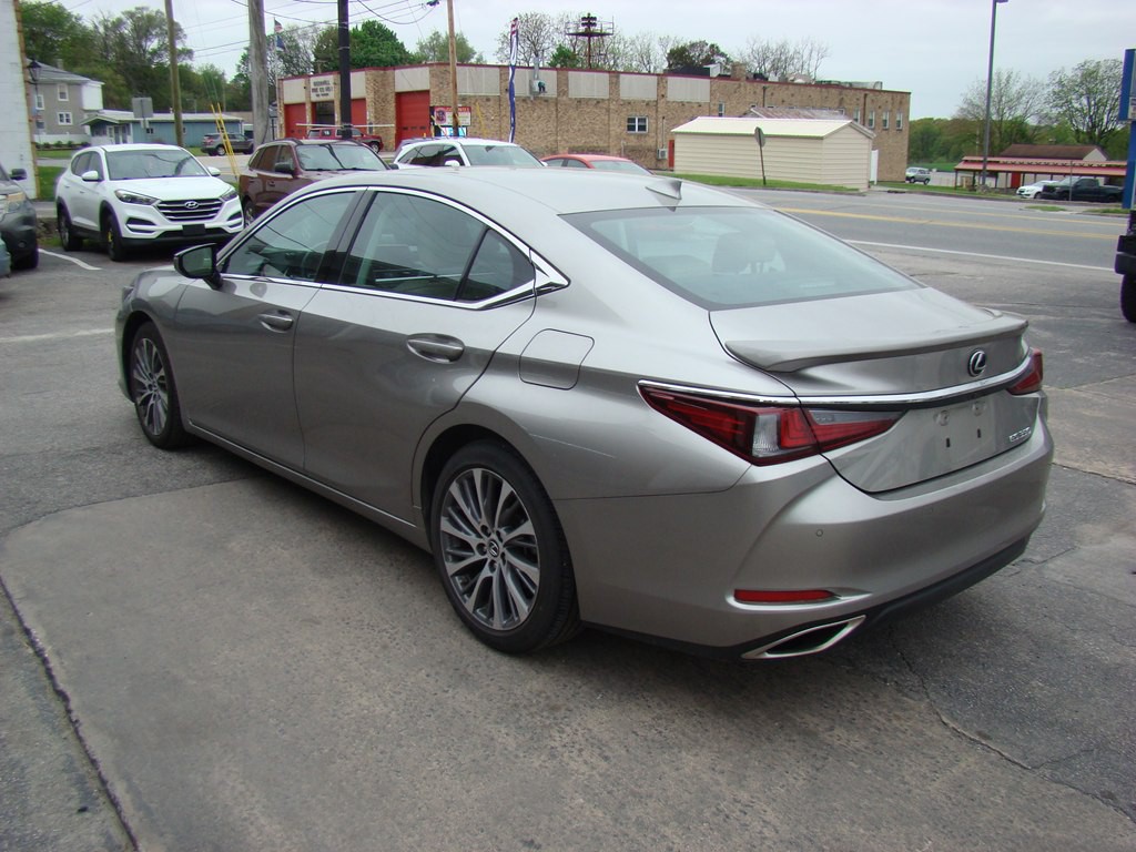 2020 Lexus ES Image 6