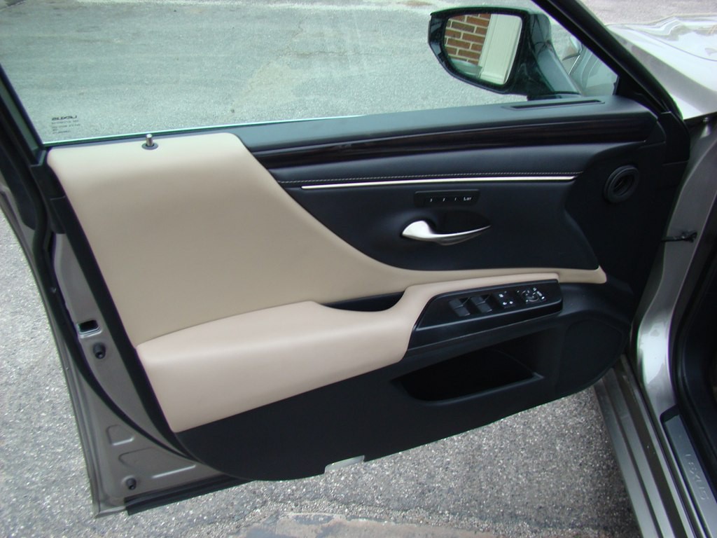 2020 Lexus ES Image 8