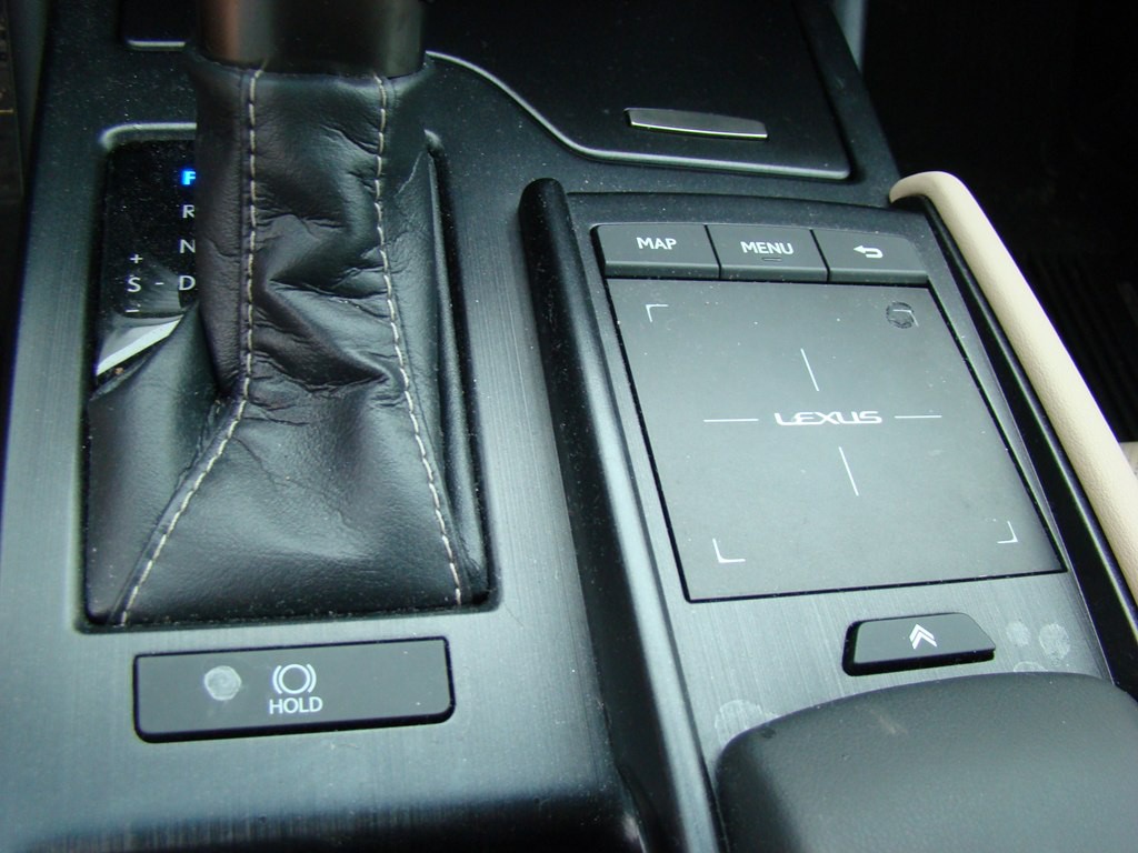 2020 Lexus ES Image 13