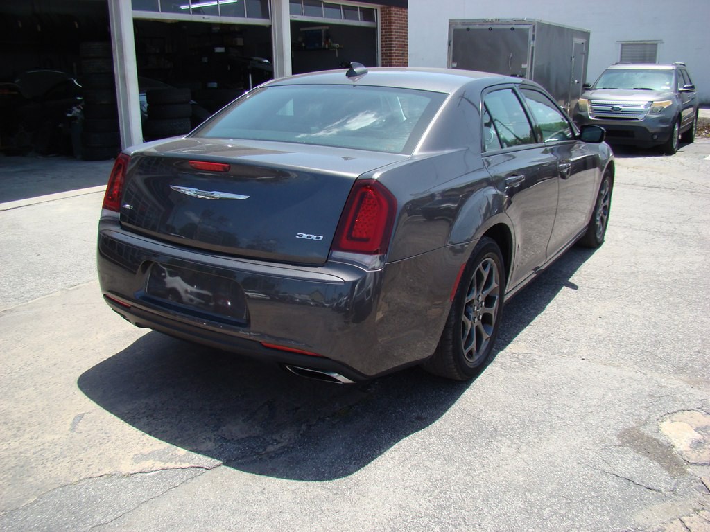 2018 Chrysler 300 Image 3