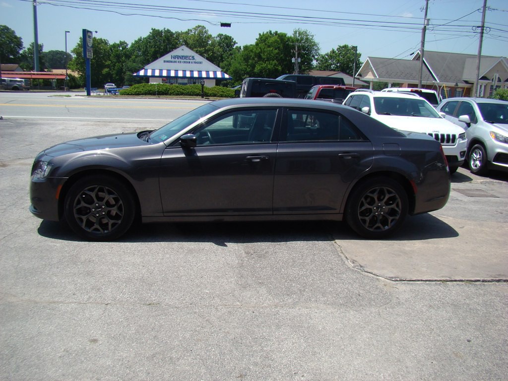 2018 Chrysler 300 Image 4