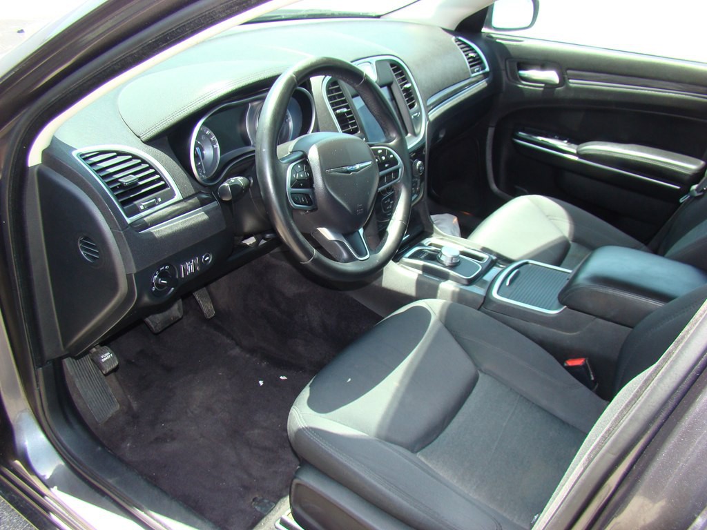 2018 Chrysler 300 Image 7