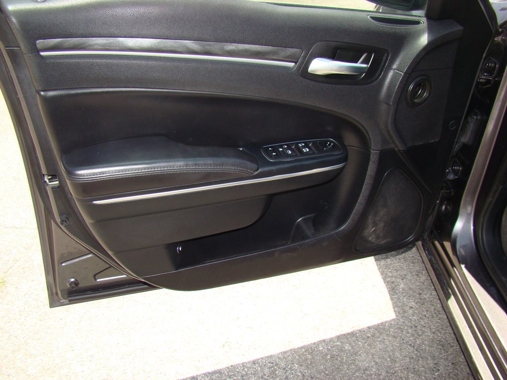 2018 Chrysler 300 Image 8