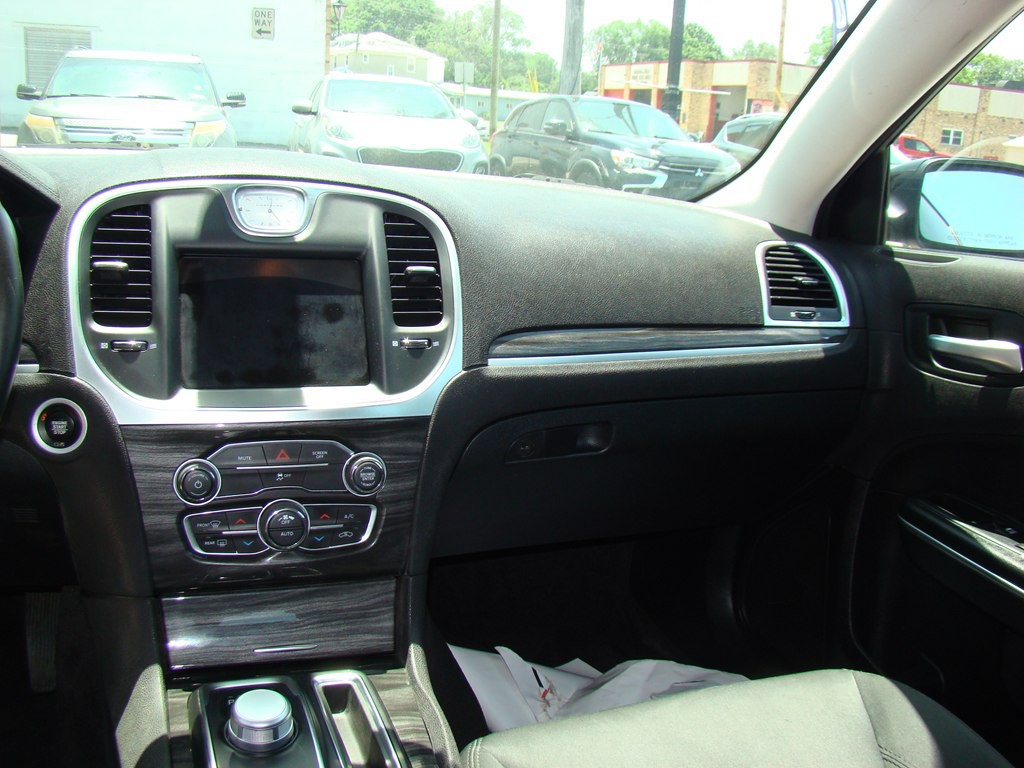 2018 Chrysler 300 Image 10