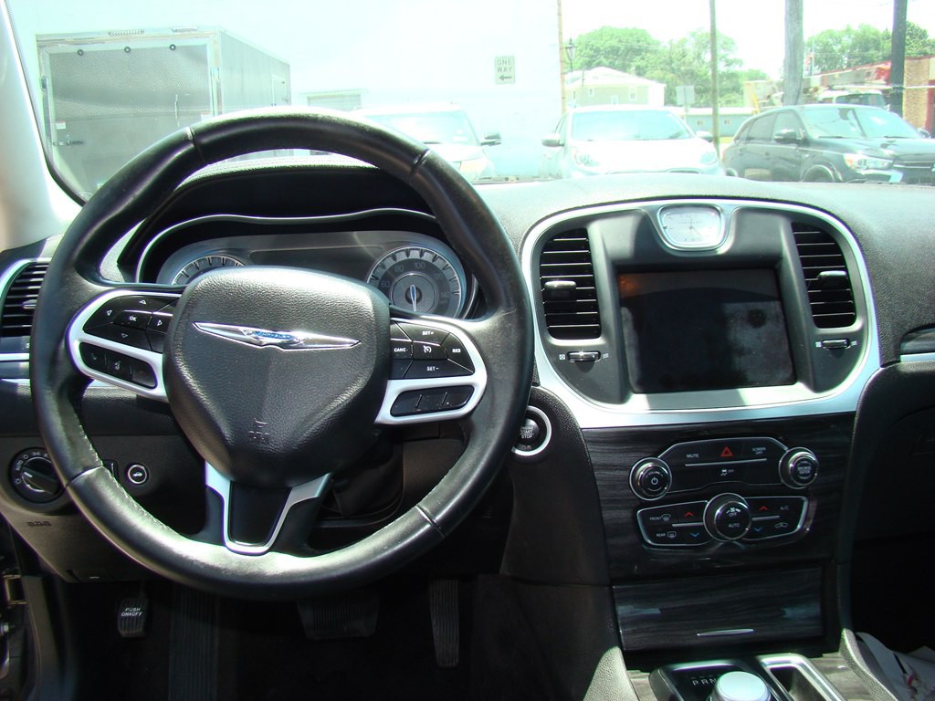 2018 Chrysler 300 Image 11