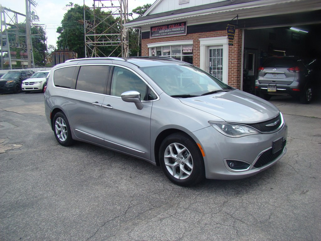 2017 Chrysler Pacifica Image 2