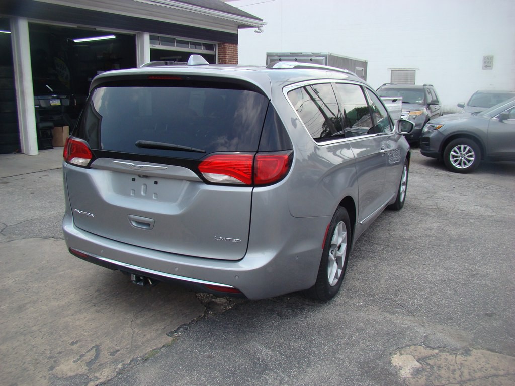 2017 Chrysler Pacifica Image 3