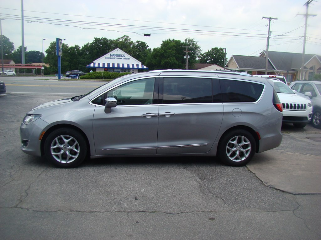 2017 Chrysler Pacifica Image 4