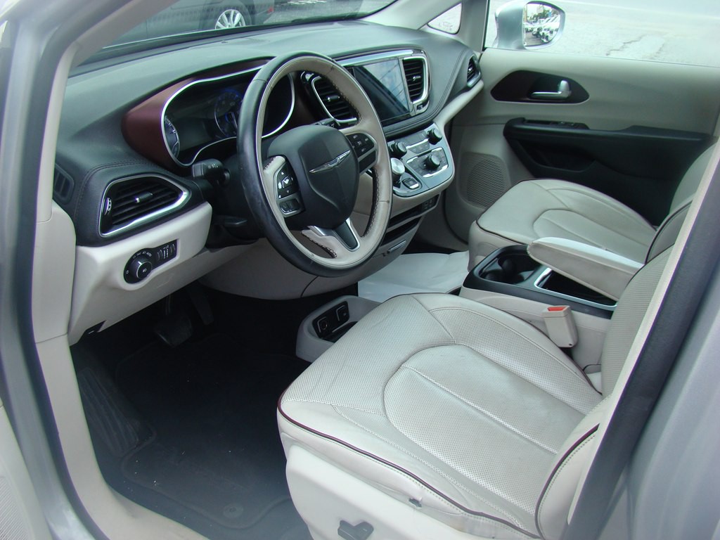 2017 Chrysler Pacifica Image 7
