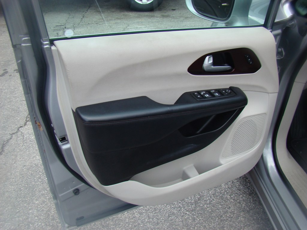 2017 Chrysler Pacifica Image 8