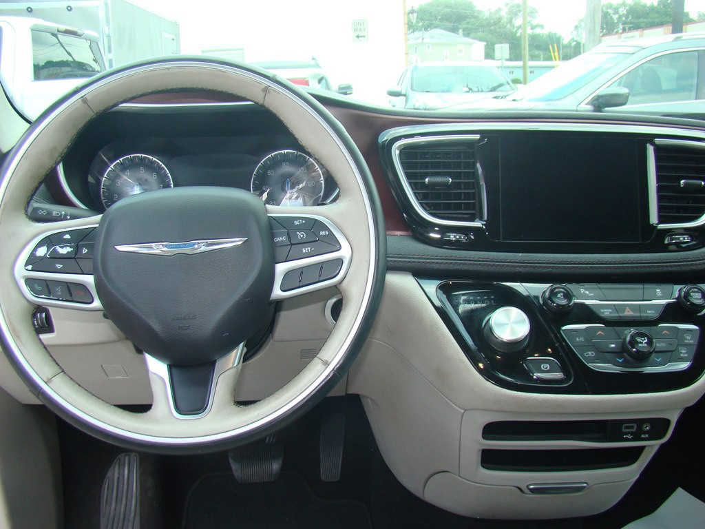 2017 Chrysler Pacifica Image 12