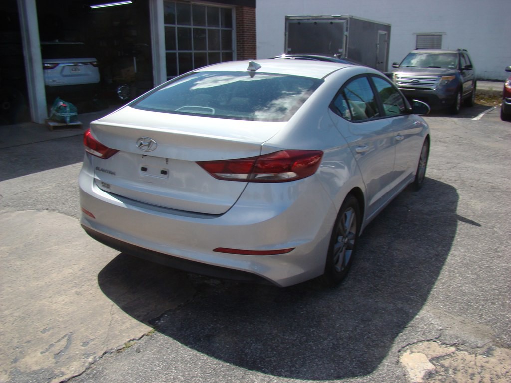 2017 Hyundai Elantra Image 3