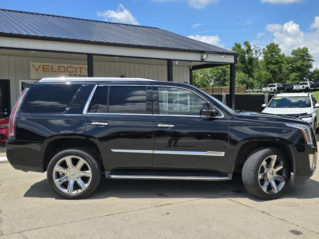 2017 Cadillac Escalade Image 2