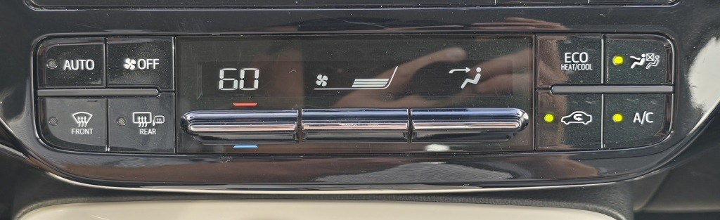 2016 Toyota Prius Image 25