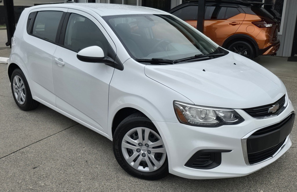 2017 Chevrolet Sonic Image 2