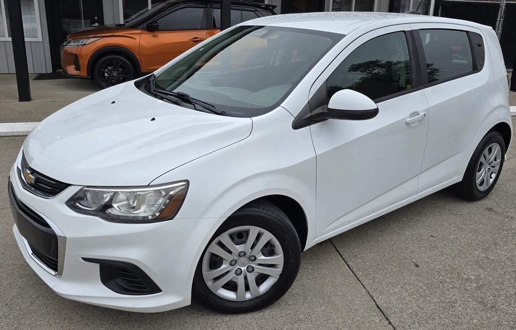 2017 Chevrolet Sonic Image 3
