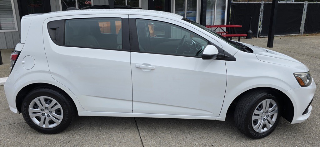 2017 Chevrolet Sonic Image 4