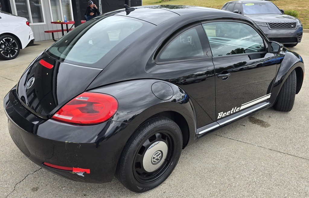 2014 Volkswagen Beetle Image 2