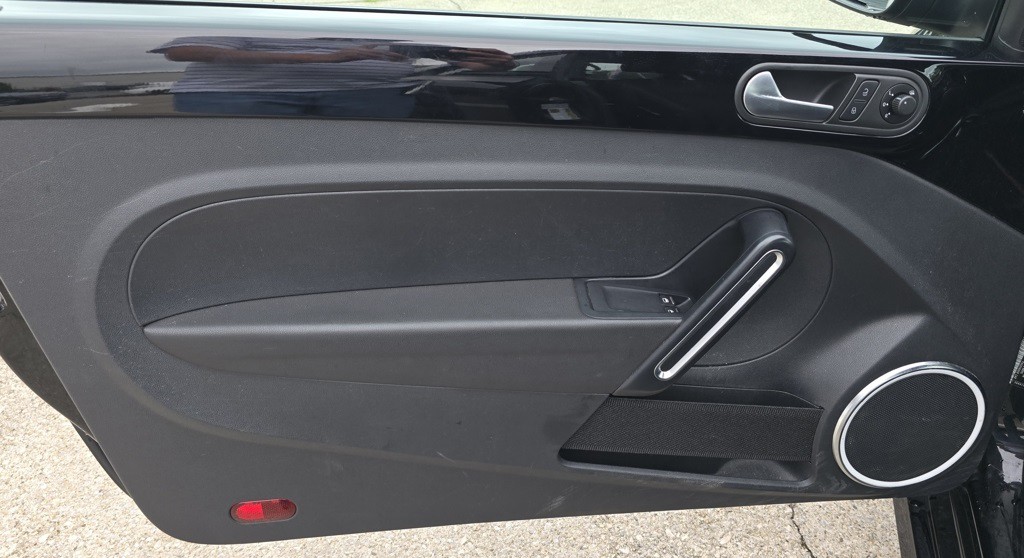 2014 Volkswagen Beetle Image 8