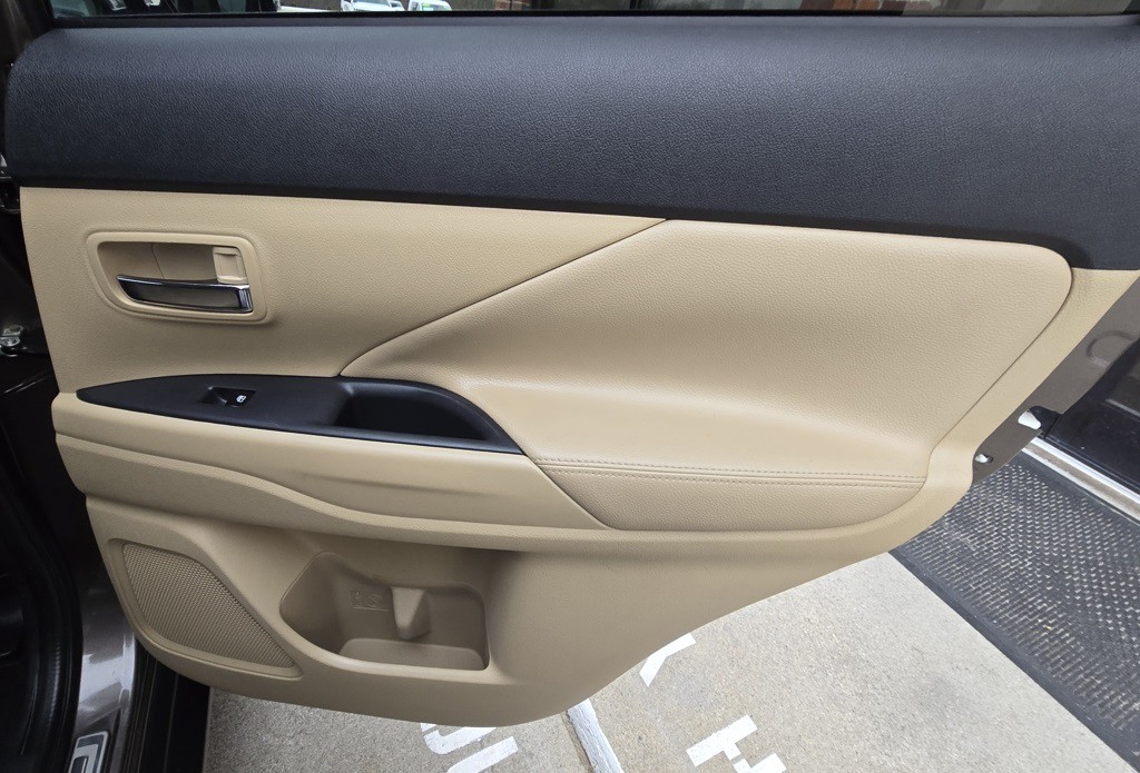 2018 Mitsubishi Outlander Image 38