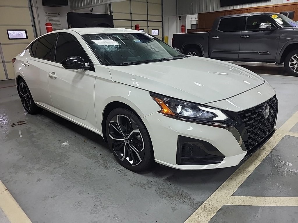 2023 Nissan Altima Image 2