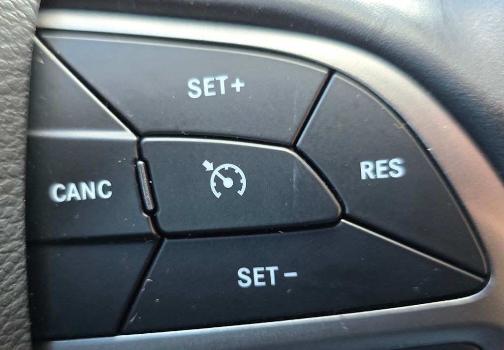 2019 Jeep Cherokee Image 24