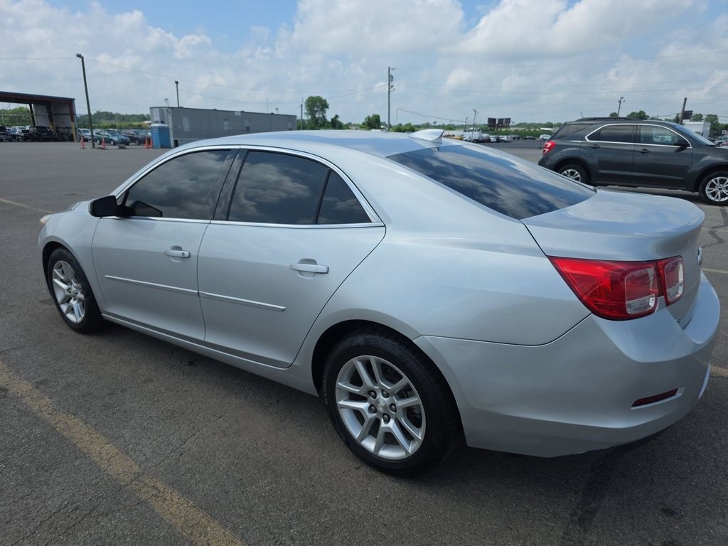 2016 Chevrolet Malibu Image 2