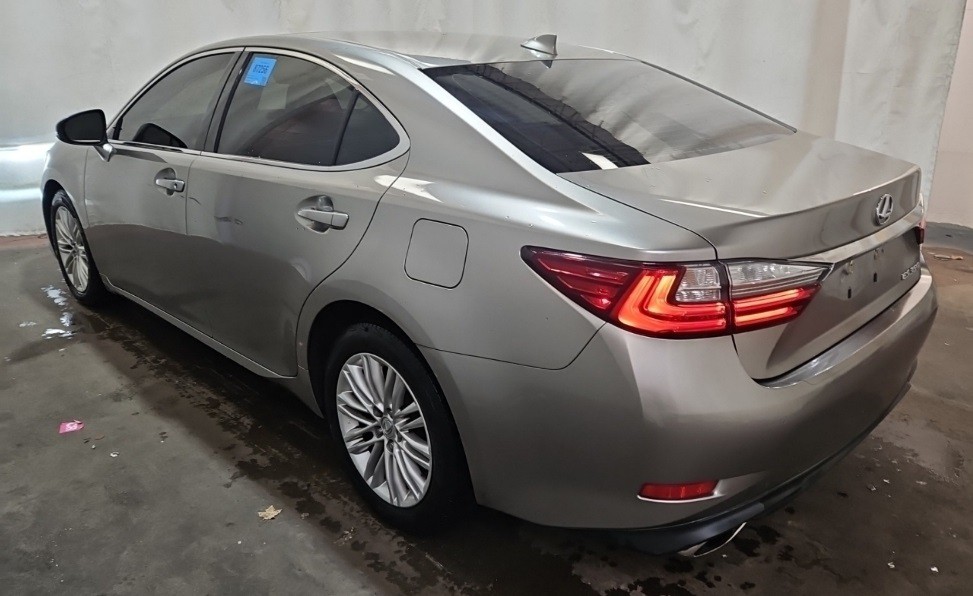 2018 Lexus ES Image 2