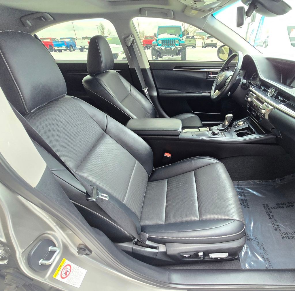 2018 Lexus ES Image 36
