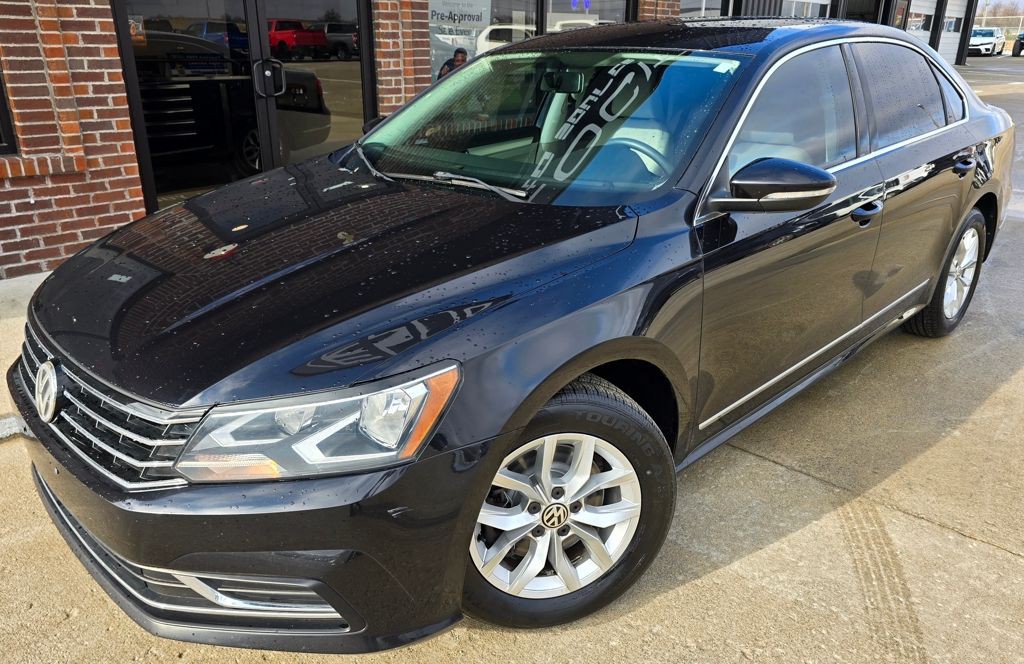 2017 Volkswagen Passat Image 2