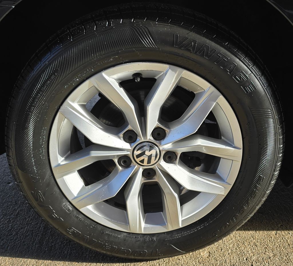 2017 Volkswagen Passat Image 14