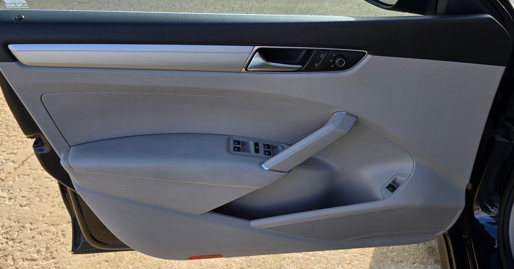 2017 Volkswagen Passat Image 16