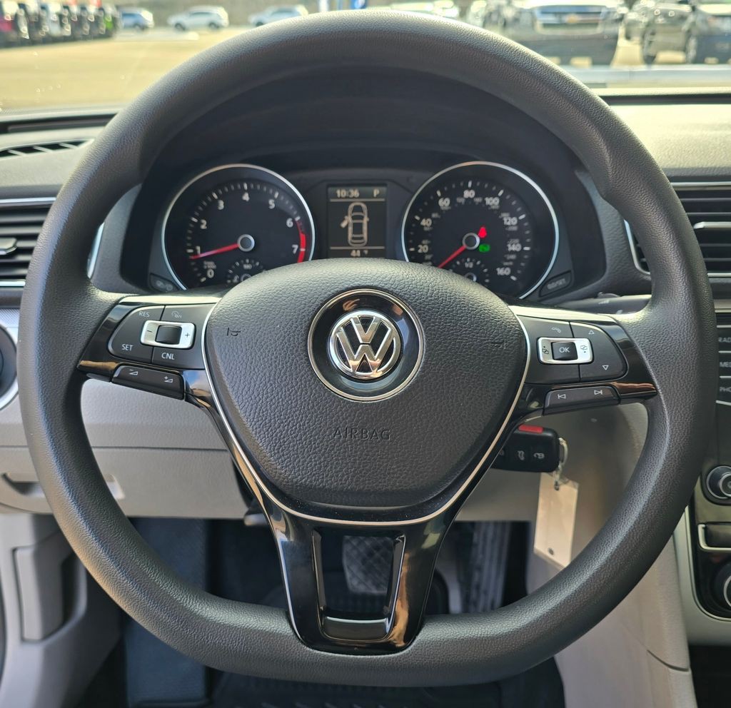 2017 Volkswagen Passat Image 25