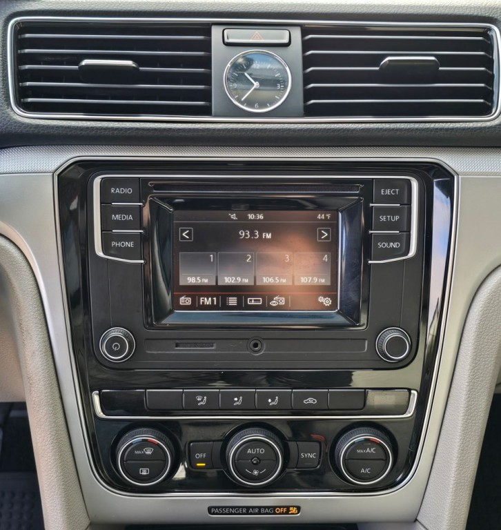 2017 Volkswagen Passat Image 28