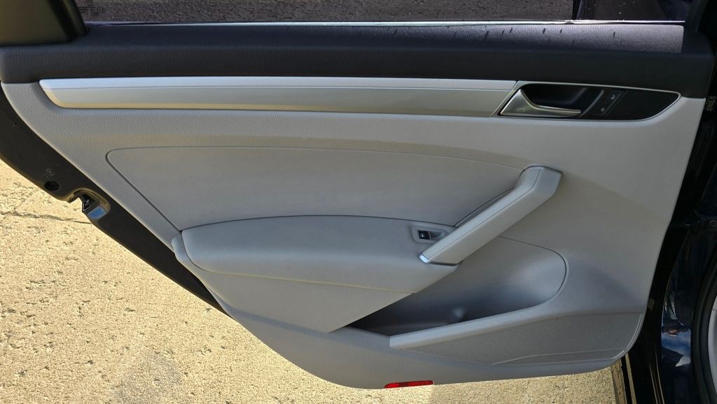 2017 Volkswagen Passat Image 34