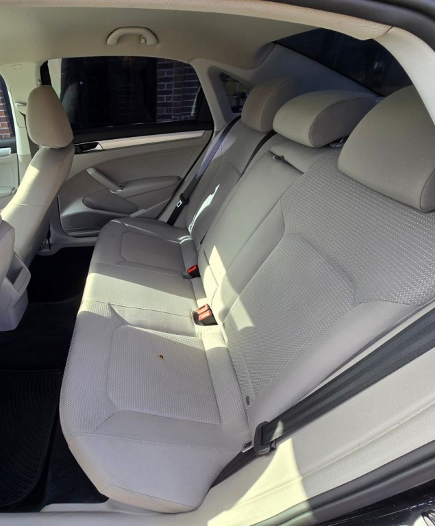 2017 Volkswagen Passat Image 35