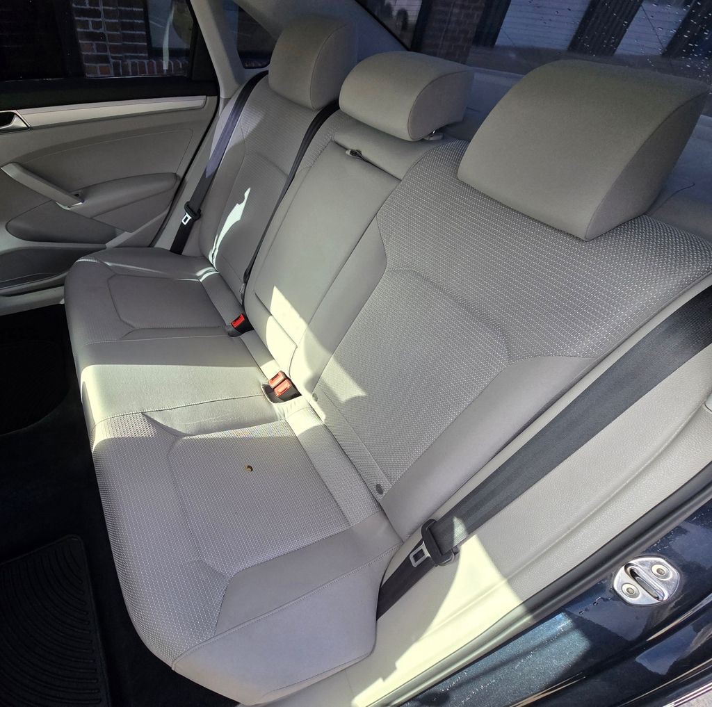 2017 Volkswagen Passat Image 36