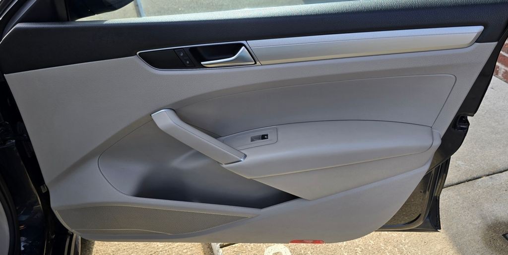 2017 Volkswagen Passat Image 37