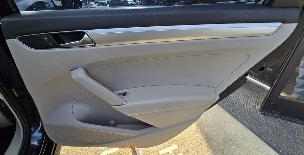 2017 Volkswagen Passat Image 40